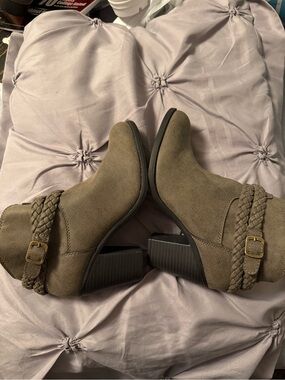 No Parking size 7.5 booties. Roughly 3 inch heels. Brown/gray